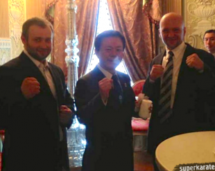 Губернатор Токио Наоки Иносэ черный пояс по каратэ